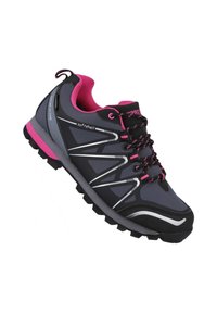 Zapatos de senderismo de softshell grises con acentos rosas, que presentan un upper texturizado, suela de goma negra y detalles reflectantes.