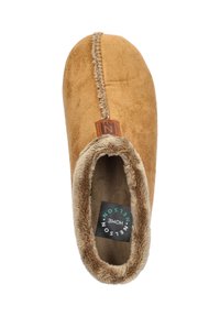 Tan suede pantoffel met een zachte, beige nepbontvoering. Heeft een gestikte naad in het midden en een klein leren logo-patch.