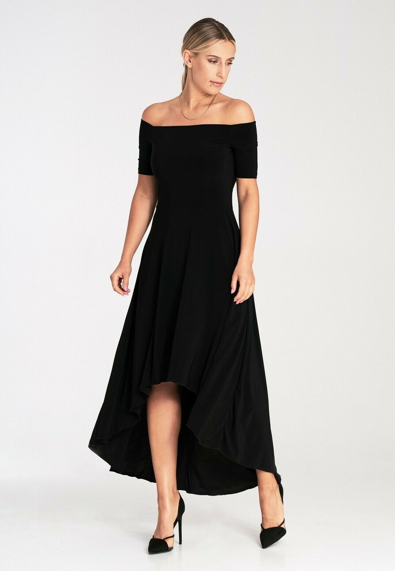 Czarna sukienka z odkrytymi ramionami, z krótkimi rękawami, o asymetrycznym brzegu, dopasowanym tulipanie i zwiewnym dole, wykonana z miękkiej, elastycznej tkaniny.