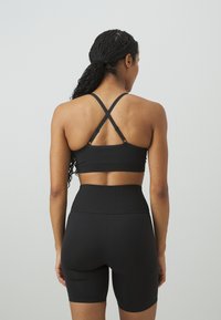 Puma MOVE SHAPELUXE SEAMLESS - Lengvai krūtinę prilaikanti sportinė liemenėlė - black