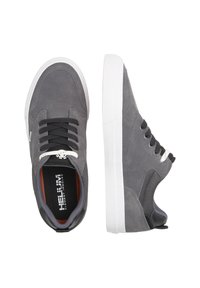 Zapatillas de ante gris con suelas de goma blanca, cordones negros y acentos con patrones en los laterales. Presentan un forro interior naranja.