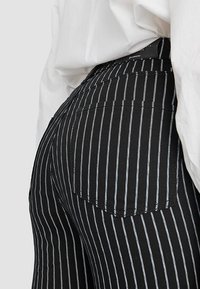Stradivarius Pantaloni - black