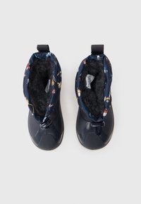 Kék toddler téli csizmák, mintás textil hajtókával és fekete bolyhos béléssel, felülnézetből egy fehér háttéren.