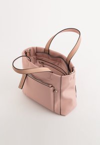 Bolso tote de cuero con textura de guijarros en color rosa, con doble asa, un bolsillo con cremallera y compartimentos interiores, con ribetes y detalles en negro.