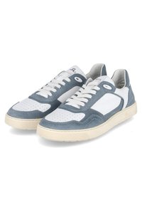 Weiße und hellblaue Sportsneaker mit perforierter Zehenpartie, Wildlederakzenten, weißen Schnürsenkeln und Gummisohle. Sauberes, modernes Design.