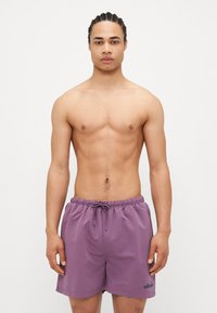 Μωβ σορτς κολύμβησης με ελαστική μέση και κορδόνι προσαρμογής, με λογότυπο στο αριστερό πόδι και απαλό, ελαφρύ ύφασμα.