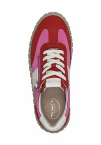 Baskets en suède rouges et roses avec des lacets blancs et une fermeture éclair sur le côté, dotées d'une semelle en caoutchouc beige et d'un logo de marque argenté sur la semelle intérieure.