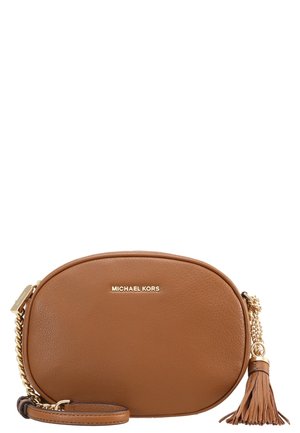 Sac bandoulière ovale en cuir marron avec sangle chaîne dorée, détail pompon et logo "MICHAEL KORS" sur le devant.