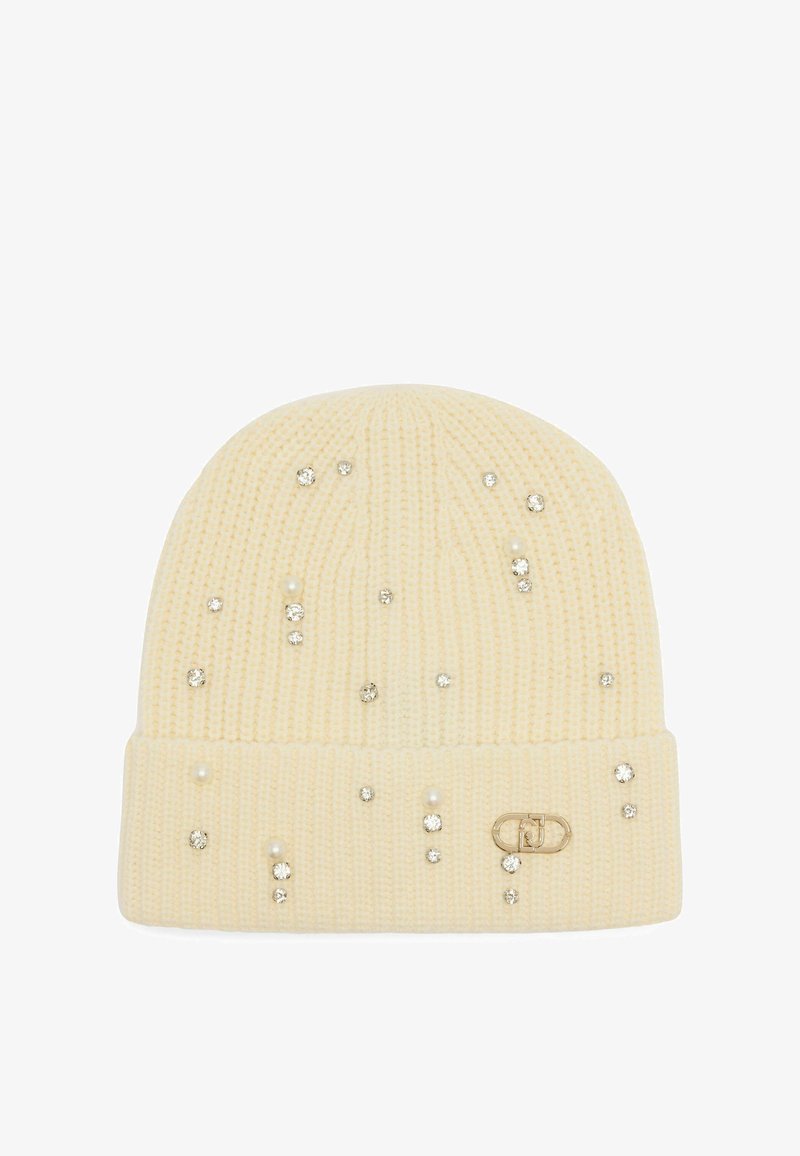 Kremowa czapka beanie ozdobiona klejnotami i perłami, z podwiniętym brzegiem i małą metką z logo po boku.