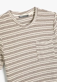 Gestreiftes Kurzarmhemd in Off-White und Braun, mit einer Tasche auf der linken Brust, gestrickter Textur und Rundhalsausschnitt.