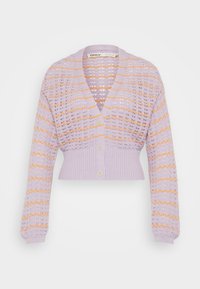 Cardigan court en lavande avec un motif en maille ajourée comprenant des rayures orange. Fermeture par boutons et poignets côtelés ajoutent de la texture.