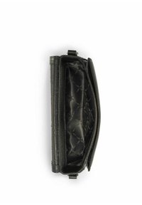 Czarna skórzana kopertówka z teksturowanym wykończeniem i pikowaną podszewką, charakteryzująca się gładkim, otwartym fasonem oraz subtelnymi akcentami z metalu.