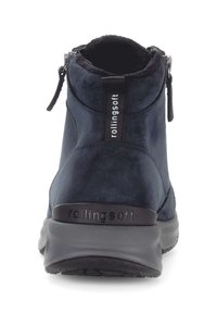 Botín tobillo azul marino con un exterior de suave ante, cremallera trasera, cuello acolchado y suela de goma con la marca "rollingsoft".