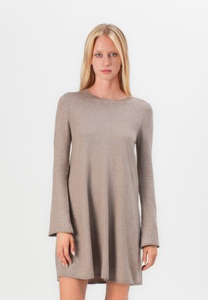 Lange mouwen, beige jurk van zachte stof met een ronde halslijn en een ontspannen pasvorm, eindigend op ongeveer de helft van de dijen met gestikte accenten aan de randen.
