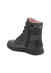 Stivali alla caviglia neri con glitter, con tomaia in tessuto texturizzato, accenti in pelle nera a contrasto, dettaglio floreale sul colletto e chiusura con zip laterale.