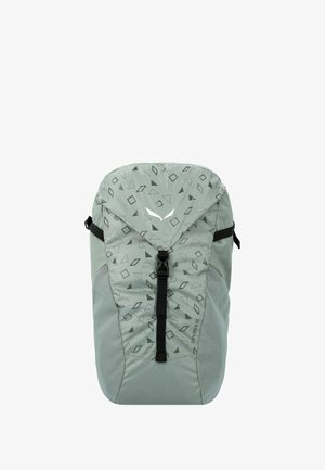 Mochila gris claro con patrones geométricos, correas ajustables, cierre frontal con cremallera y un cierre tipo cinch en la parte superior. Material duradero y ligero.