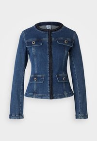 Blauwe denim jacket met een getailleerde snit, ronde kraag, voorrits, twee borstzakken en decoratieve knopen. Gestructureerde stof met gestikte accenten.