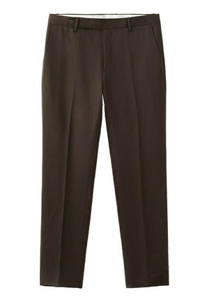 Pantalones de hombre a medida de color marrón con pliegues delanteros, bolsillos laterales, trabillas para cinturón y cierre de botón en la cintura.