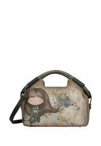 Bolso sintético texturizado en tonos marrones apagados con una ilustración de una niña de dibujos animados, texto "Anekke Dreams" y detalles florales.