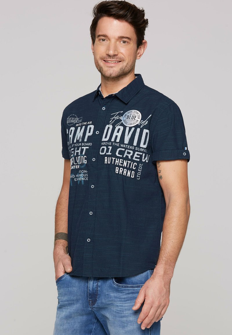 Camp David - KURZARM MIT LABEL-STICKEREIEN - Shirt - navy, Enlarge