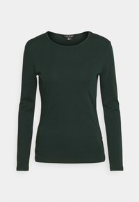 Långärmad tröja med rund hals i en djupgrön färg. Slät textur utan synliga mönster. Enkelt designad med en figurnära passform och smala ärmslut.