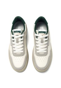 Baskets blanches et grises avec des accents verts. Comprennent des matériaux en cuir et en daim, une pointe arrondie, un laçage à l'avant et des détails perforés sur la boîte à orteils.