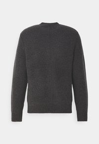 Tmavě šedý svetr s kulatým výstřihem, dlouhými rukávy a hladkou, jemnou texturou. Má minimalistický design bez vzorů nebo ozdob.