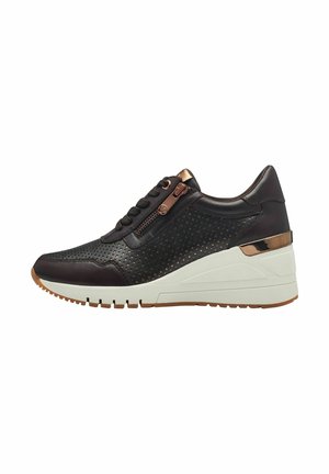 Sneaker in pelle nera perforata con zip decorativa, suola a cuneo bianca a contrasto e dettagli in bronzo metallizzato. Presenta lati testurizzati.