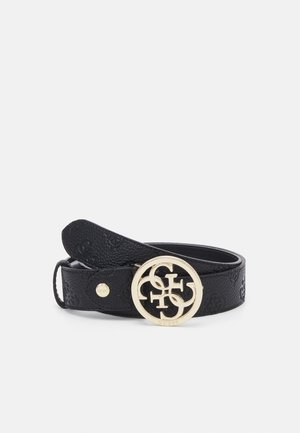 Ceinture en cuir noir avec une finition texturée, une boucle circulaire dorée ornée de lettres entrelacées et un petit détail de pression doré.