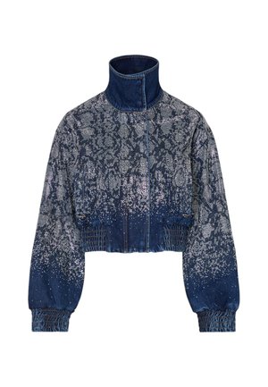 Giacca di denim con collo alto, polsini e vita elasticizzati, con motivo stampa serpente blu scuro e bianco che si dissolve verso il basso.