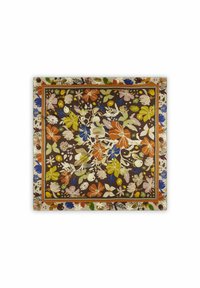 Kleurrijk bloemmotief op een donkerbruine achtergrond met levendige oranje, gele, blauwe en witte bloemen, omrand met een decoratieve rand.