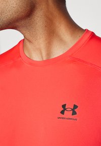 Under Armour HG GRAPHIC  - Camiseta deportiva - racer red/black