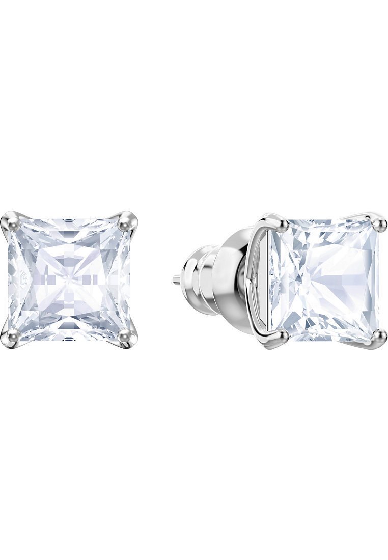 Brincos de stud quadrados em zirconita cúbica transparente, definidos em metal prateado com configurações de garras e superfícies polidas, apresentando um design clássico.