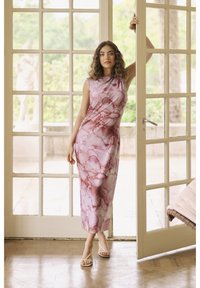 Varrukateta roosa ja valge marmoriga midi kleit, millel on põigeline siluett, drapeeritud kaelus ja kerge sära. Põrandani ulatuv kujundus ning külgede lõhikute detailid.