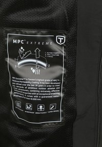 Zwarte jas van gestructureerde stof, voorzien van een label voor MPC Extreme-technologie dat de waterdichte en ademende eigenschappen benadrukt.