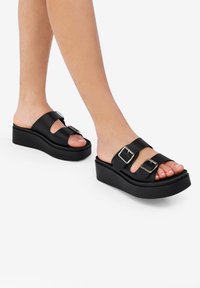 Bosanova CON PLATAFORMA Y DOS HEBILLAS - Mules de tacón - black