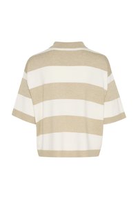Beige och vit randig kortärmad tröja med en avslappnad passform och en liten krage. Tillverkad av ett mjukt stickat material.