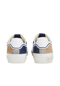 Låga sneakers med en mix av vitt läder, marinblått, brunt och grått mocka; rund tå, gummisula och präglad logotyp vid hälen.