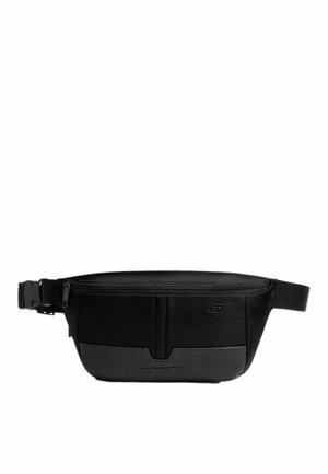 Bolso de cintura negro con una textura suave, que cuenta con un compartimento principal con cremallera, una correa ajustable y un distintivo detalle del logo en la parte frontal.