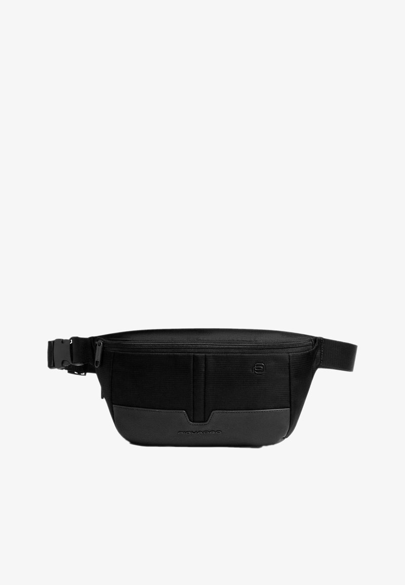 Sac à taille noir avec une texture lisse, comprenant un compartiment principal zippé, une sangle ajustable et un détail de logo distinct à l'avant.