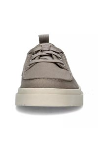 Hellbraune Leinenschuhe mit runder Zehenpartie, flacher Gummisohle und genähten Details. Verfügt über eine Ziehschlaufe an der Ferse und Schnürsenkel an der Vorderseite.