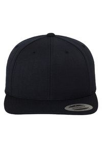 Mustmusta snapback-korke, millel on lame ääre ja struktureeritud disain, valmistatud tekstiilidest. Äärisel on ümmargune logo kleebis.