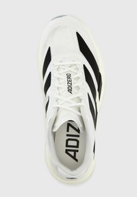 Chaussure de sport blanche avec des rayures noires, lacée, étiquetée "ADIZERO" sur la languette et la semelle intérieure, vue de dessus sur un fond clair.