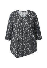Blusa de pico gris oscuro con mangas de 3/4, que presenta un estampado en toda la prenda de botas de vaquero blancas y grises y flores.