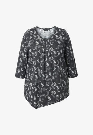 Czarna szara bluzka z dekoltem w serek i rękawami 3/4, z all-over wzorem białych i szarych kowbojskich butów oraz kwiatów.