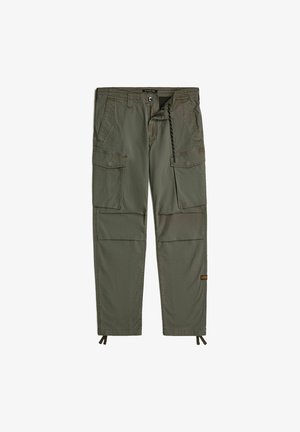 Olijfgroene cargo pants, met meerdere grote zakken, een ruime pasvorm, stoflussen en verstelbare enkelsluitingen met een gladde textuur.