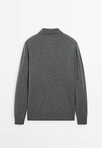 Grau pullover mit langen Ärmeln aus weichem Stoff, mit klassischem Kragen und gerippten Säumen, in einheitlicher Struktur.