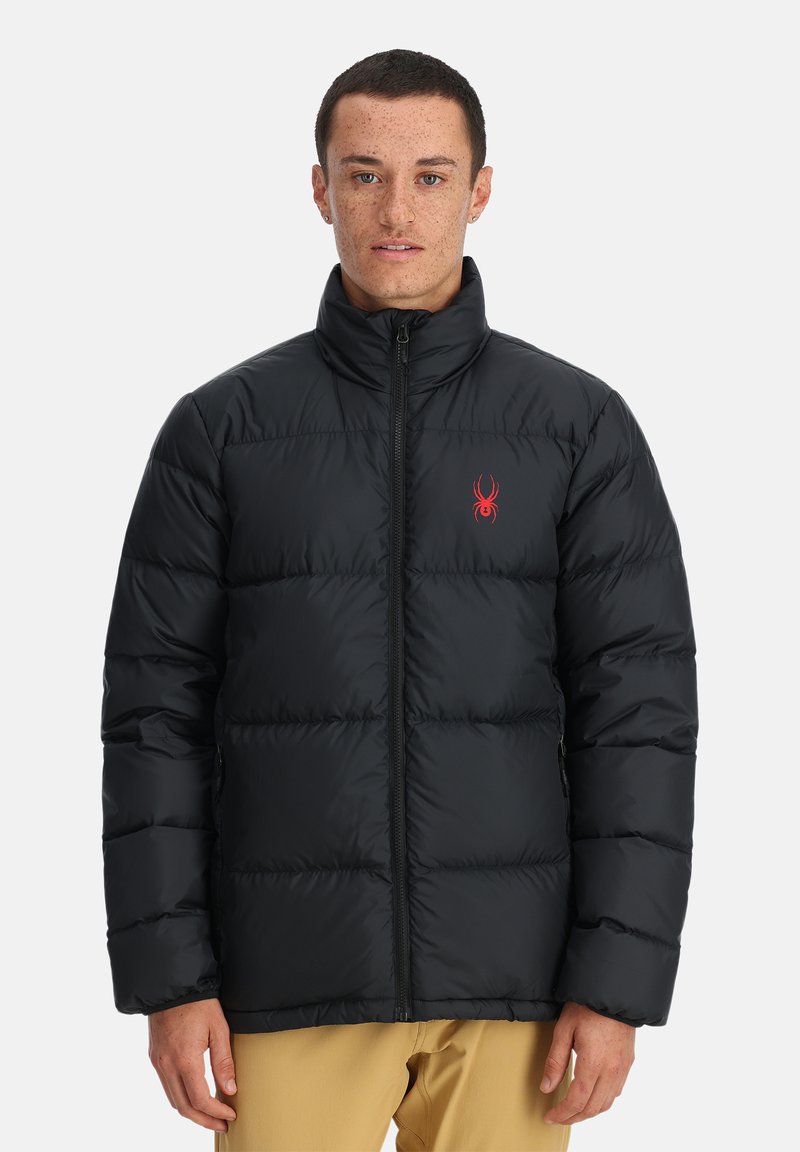 Schwarze Daunenjacke mit hohem Kragen, ausgestattet mit einem roten Spinnenlogo auf der linken Brust, Reißverschluss und gestepptem Design zur Isolierung.