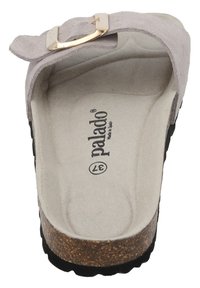 Grijze suede muil met een goudkleurige gesp, een textuur voetbed en een kurken zool. Beschikt over een zwarte rubberen buitenzool voor grip. Maat 37.