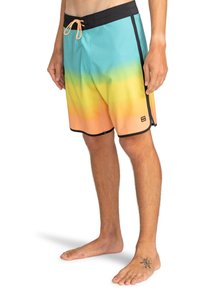 Costumi da bagno da uomo con un design a gradiente blu, giallo e arancione. Realizzati in materiale leggero con una vita nera e cordoncino.
